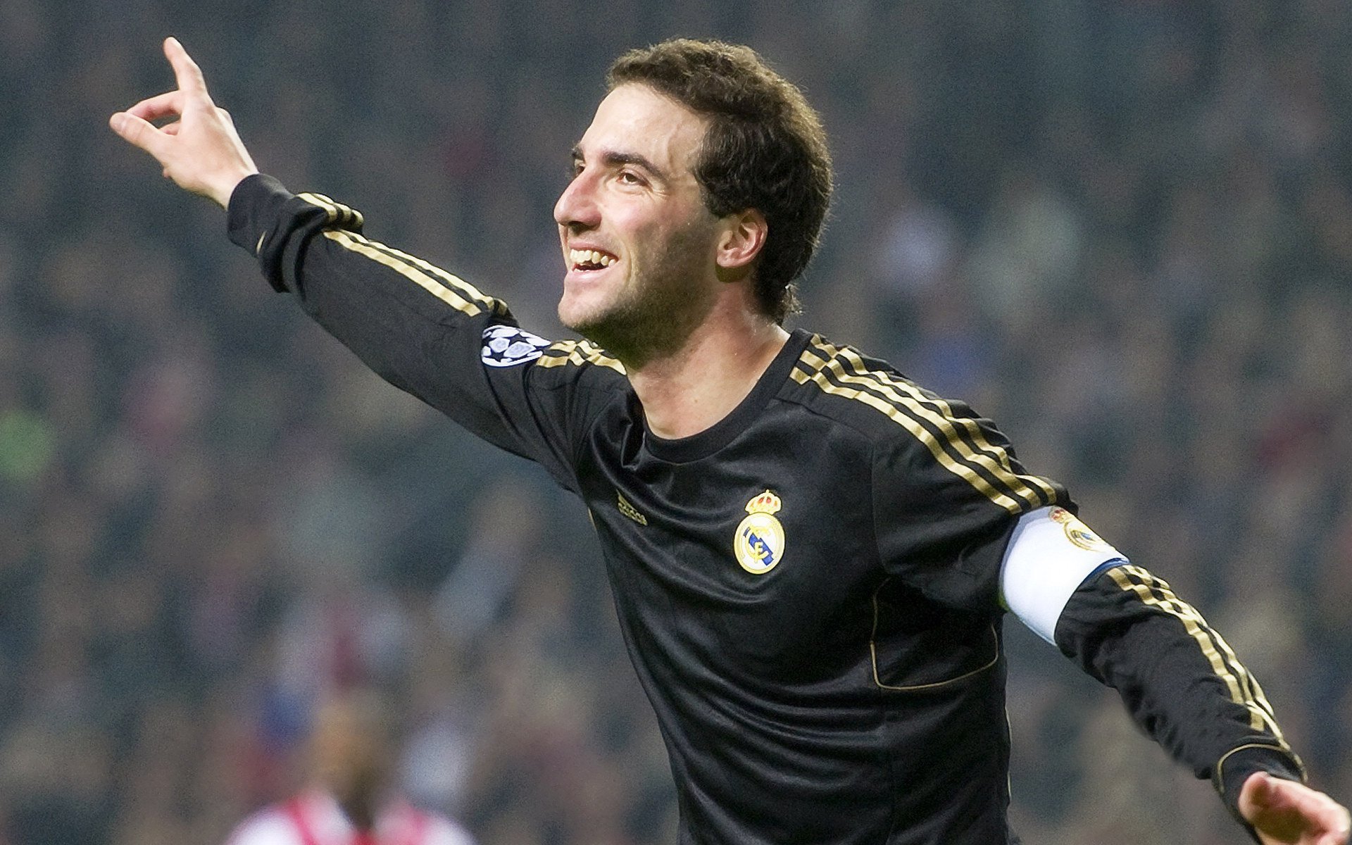 开云体育-摩纳哥对阵新西兰，阿圭罗高光表现，一场跨越时空的足球幻想