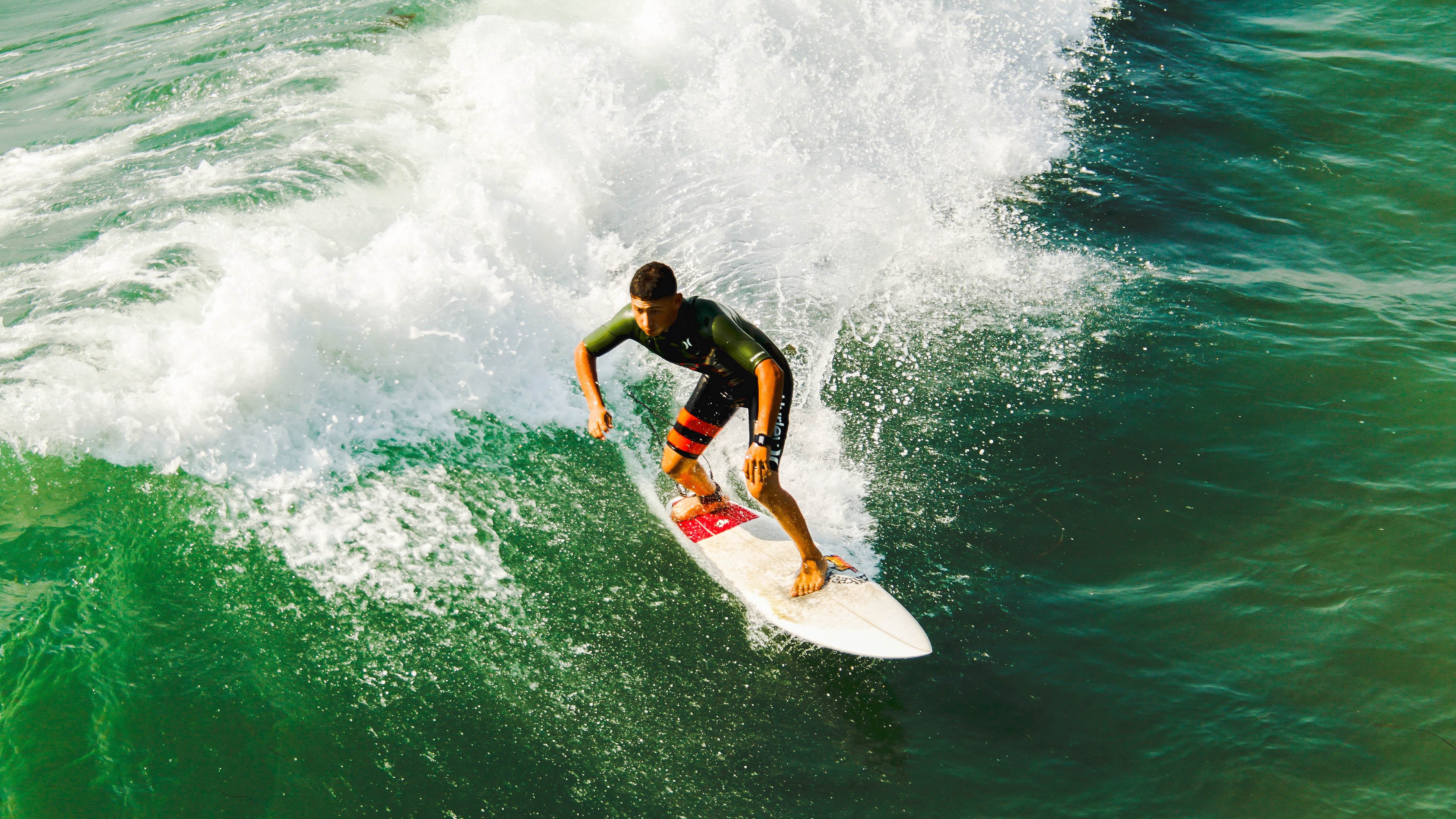 开云体育登录-黄潜奇迹夜！拜仁爆冷出局，戈麦斯逆境展巨星光芒